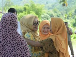 Dan Tamiah Pun Menangis Dalam Dekapan Dyah Erti, Sambil Menyodorkan Tikar Pandan