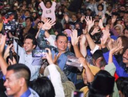 Dolan Trenggalek, AHY Lesehan Bareng Ribuan Warga & Borong Produk-produk UMKM