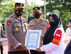 Aktif Gencarkan Vaksinasi, Personel Polri dan Nakes dapat Penghargaan