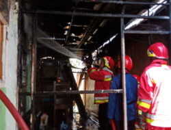 Damkar Padamkan Kebakaran Gudang SMAN 3 Banda Aceh