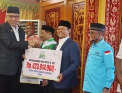 Gubernur Nova Serahkan Dana Hibah Partai Politik Rp5,1 Miliar