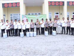 Kapolres Bener Meriah Serahkan Eco Enzyme kepada Camat dan Kapolsek