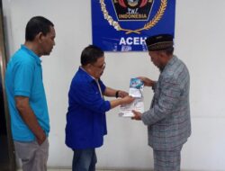 Adnan NS Serahkan Buku ‘Pers Aceh dalam Lintasan Sejarah’ untuk PWI