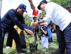 Bakri Siddiq dan Rektor UIN Tanam Pohon di Makam Ulama