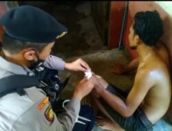 Personel Polres Lhokseumawe Bantu Warga yang Terluka di Lokasi Banjir