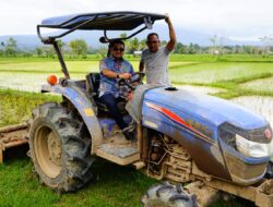 Teuku Riefky serahkan Bantuan Alat Pertanian Untuk Petani di Aceh Besar