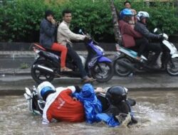 Biar Enggak Ngesot, Begini Teknik Rem Motor yang Aman saat Hujan