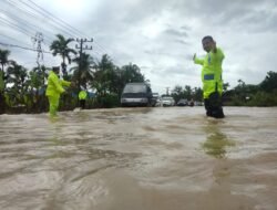 Personel Satlantas Polres Pidie Dikerahkan Bantu Pengendara Lewati Banjir