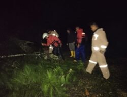 Personel Polsek Bandar Bersihkan Material Longsor yang Menutupi Badan Jalan