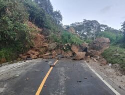Longsor Tutupi Badan Jalan Gampong Ise-Ise Gayo Lues