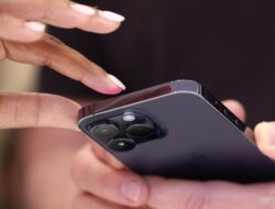 Ada Garis Aneh saat iPhone Menyala, Apple Lakukan Investigasi
