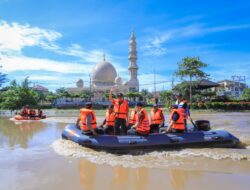 Naik Perahu Karet, Bakri Siddiq Susuri Krueng Aceh