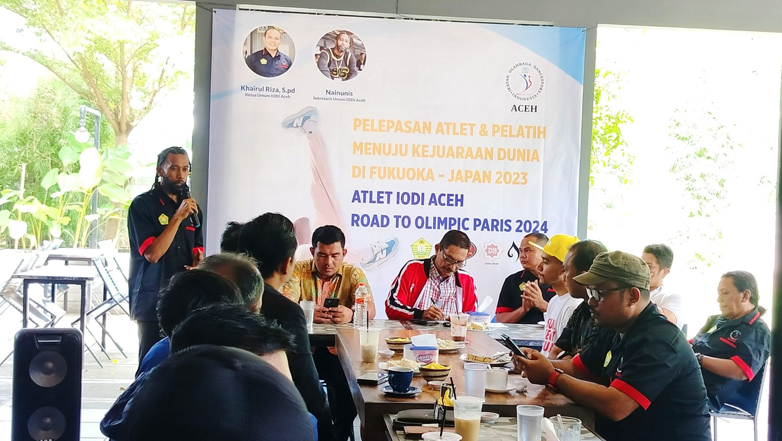 Sekretaris Ikatan Olahraga DanceSport Indonesia (IODI) Aceh Nainunis saat menyampaikan sambutan pada acara pelepasan atlit di salah satu Cafee Kawasan Taman Sari, Banda Aceh, Kamis 16 Februari 2023