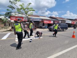 Sahuti Permintaan Masyarakat, Satlantas Polres Aceh Utara Cat Marka Jalan