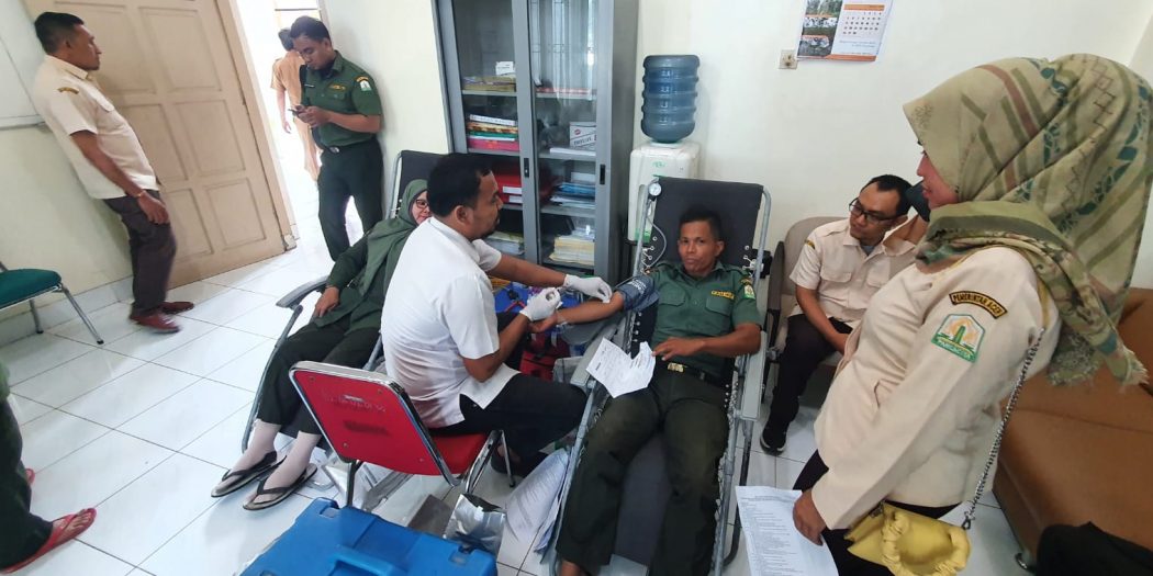 ASN dan non-ASN pada DLHK Aceh, saat mengikuti kegiatan donor darah Pemerintah Aceh di Kantor DLHK, Banda Aceh, Senin (13/3/2023).