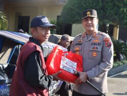 Kapolda Aceh Serahkan Bansos untuk Petugas Kebersihan dan Tukang Becak