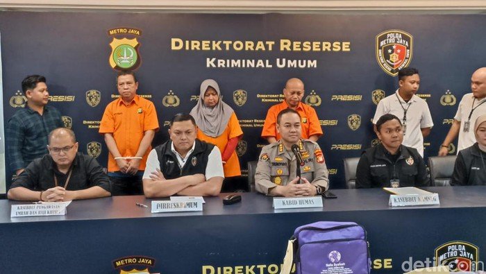 Polisi merililis kasus mafia umrah yang menelantarkan jemaah di Arab Saudi. (Wildan Noviansah/detikcom)