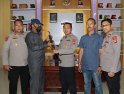 Kapolres Aceh Tamiang Terima Sepucuk Senjata Peninggalan Konflik