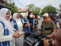 IWAPI Banda Aceh Bagi-bagi Takjil Sambil Kampanye Pengurangan Styrofoam