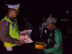Dirlantas Polda Aceh Bagi Sembako dan Makanan Sahur untuk Masyarakat