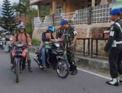 Subdenpom IM/1-5 Takengon Bag-bagi Takjil di Jalan Raya