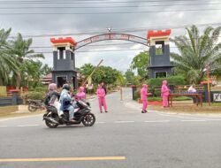 Personel Brimob dan Bhayangkari Bagi Takjil Gratis kepada Pengendara