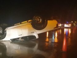 Ngebut saat Hujan di Tol Pekanbaru-Bangkinang, Mobil Triton Terbalik