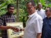 Penjabat Gubernur Serahkan Bantuan Pakan Kepada Kelompok Tani Ayam Petelur