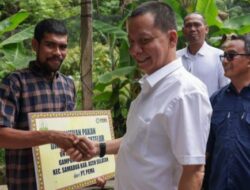 Penjabat Gubernur Serahkan Bantuan Pakan Kepada Kelompok Tani Ayam Petelur