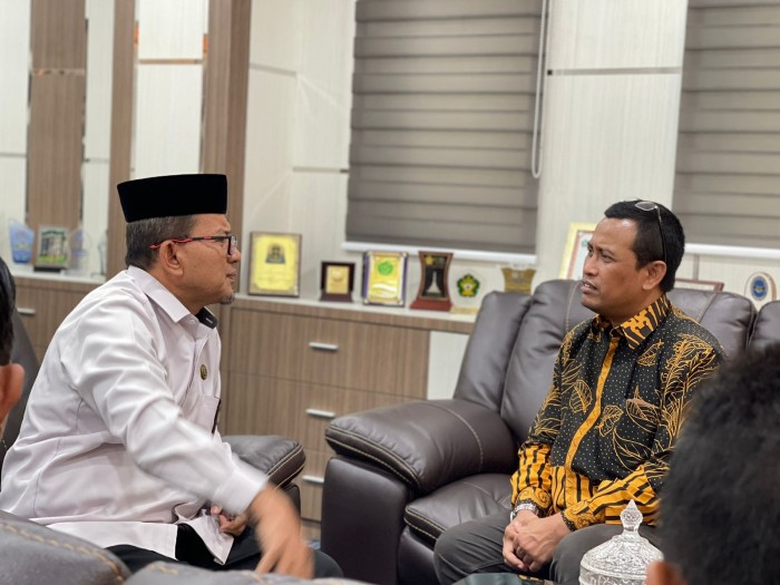 Kepala Kantor Wilayah Kementerian Agama Provinsi Aceh Drs Azhari menerima kunjungan Kepala Biro Hukum dan Hubungan Luar Negeri Kemenag RI Dr. Ahmad Bahiej, SH., M.Hum di ruang kerjanya, Selasa, 16 Mei 2023.