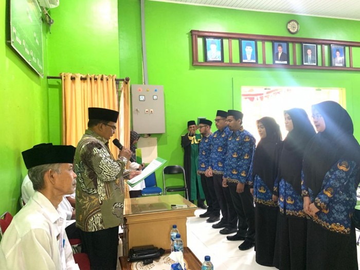 Kepala Kantor Kementerian Agama kabupaten Aceh Jaya melantik dan mengambil sumpah 6 calon pegawai negeri sipil (CPNS) sebagai Pegawai Negeri sipil (PNS) serta menerima Surat Keputusan (SK) 100 persen, Selasa (16/5).