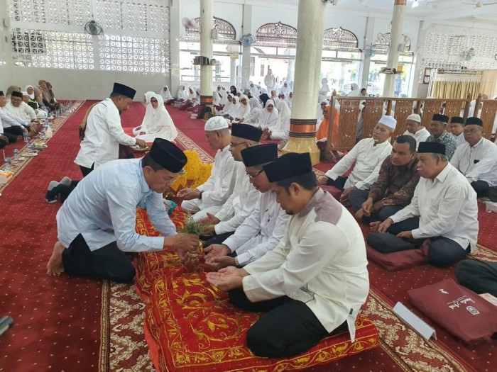 Jemaah calon haji Kota Banda Aceh dipeusijuek sekaligus dilepas secara resmi untuk memasuki asrama haji embarkasi Aceh, Sabtu, 20 Mei 2023 di Mesjid Al Badar, Kota Baru Kecamatan Kuta Alam.