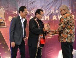 Sekda Aceh Dianugerahi Award Birokrat Berdedikasi dan Berintegrasi oleh SMSI