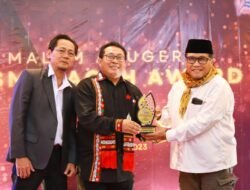 PJ Bupati Pidie Wahyudi Adisiswanto Terima SMSI Award