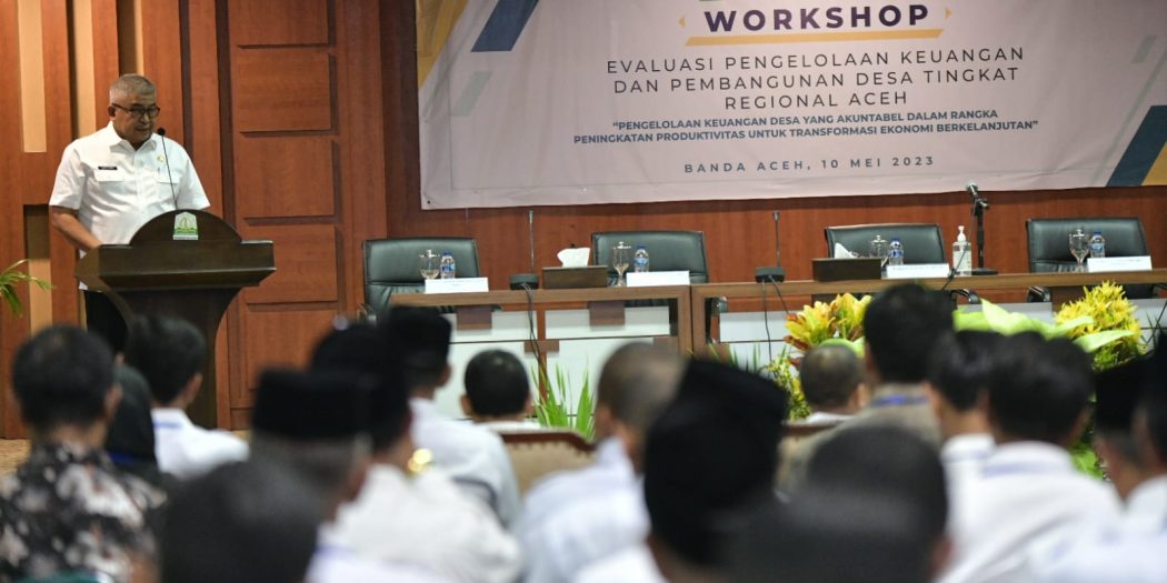 Sekretaris Daerah Aceh, Bustami, SE, M.Si, menyampaikan sambutan serta arahan saat membuka workshop evaluasi pengelolaan keuangan dan pembangunan desa tingkat regional Aceh yang diselenggarakan Oleh Badan Pengawasan Keuangan dan Pembangunan (BPKP) Aceh yang diikuti para Inspektur, Kepala BPKD, dan Kepala Dinas DPMG seluruh Kabupaten/Kota, di Gedung Serbaguna Setda Aceh, Rabu, (10/5/2023).