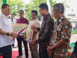 Penjabat Gubernur Serahkan Bantuan CSR Bank Aceh untuk Pelaku Usaha