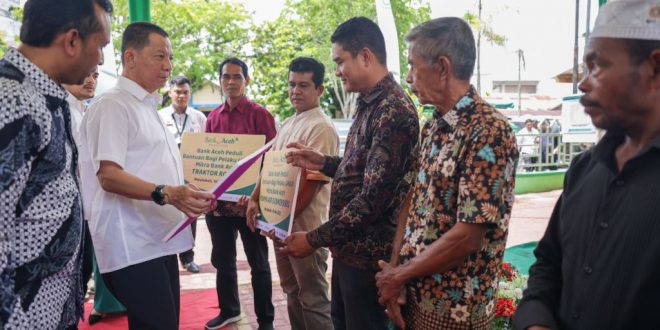 Penjabat Gubernur Aceh, Achmad Marzuki, didampingi Penjabat Bupati Aceh Barat Mahdi Efendi, menyerahkan bantuan CSR Bank Aceh kepada pelaku UMKM mitra Bank Aceh, di Kantor Bank Aceh Kabupaten Aceh Barat, Rabu (10/5/2023).
