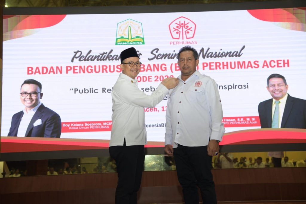 Ketua Umum BPP Perhumas Indonesia Boy Kelana Soebroto menyematkan PIN Perhumas Kepada Ketua BPC Perhumas Aceh Amal Hasan yang baru saja dilantik di Anjong Mon Mata Komplek Meuligoe Gubernur Aceh, Banda Aceh, Sabtu (13/5/2023).