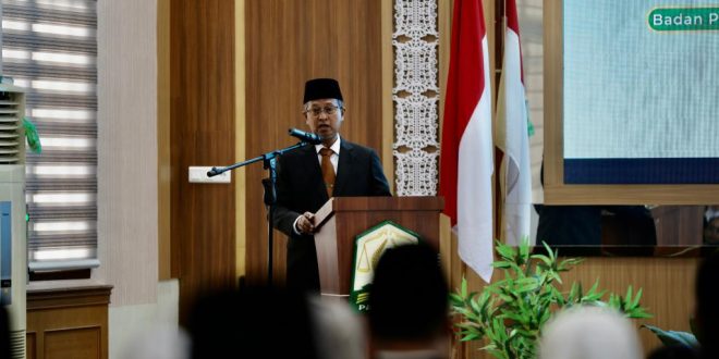 Asisten Administrasi Umum Sekda Aceh, Dr. H. Iskandar, AP, S.Sos, M.Si, menyampaikan sambutan serta arahan saat membuka Pelatihan Kepemimpinan Administrator Angkatan I dan Pelatihan Kepemimpinan Pengawas di Lingkungan Pemerintah Aceh Tahun 2023, di Aula BPSDM Aceh, Banda Aceh, Senin, (15/5/2023).