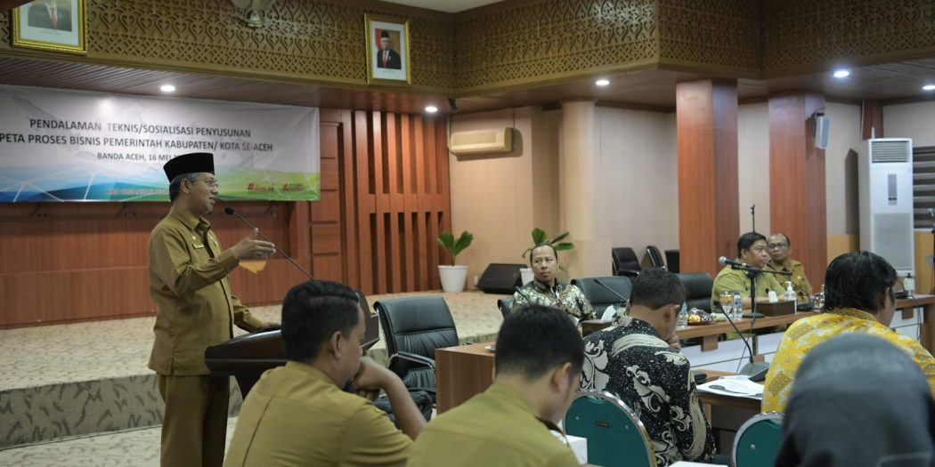 Asisten Administrasi Umum Sekda Aceh, Dr. H. Iskandar, AP, S.Sos, M.Si, saat menyampaikan sambutan Penjabat Gubernur Aceh dan membuka kegiatan Pendalaman Teknis/ Sosialisasi Penyusunan Peta Proses Bisnis Pemerintah Kabupaten/Kota se-Aceh di Gedung Serbaguna Setda Aceh, Banda Aceh, Selasa (16/5/2023).