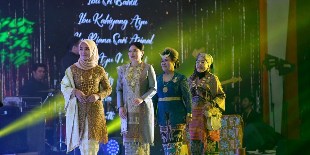 Penjabat Ketua Dekranasda Aceh, Ny. Ayu Marzuki saat mengenakan kain songket hasil produksi perajin dari Kabupaten Aceh Besar pada fashion show dalam peringatan hari ulang tahun (HUT) ke-43 Dewan Kerajinan Nasional Daerah (Dekranasda) di Hotel Santika Dyandra Kota Medan, Selasa, (16/5/2023).