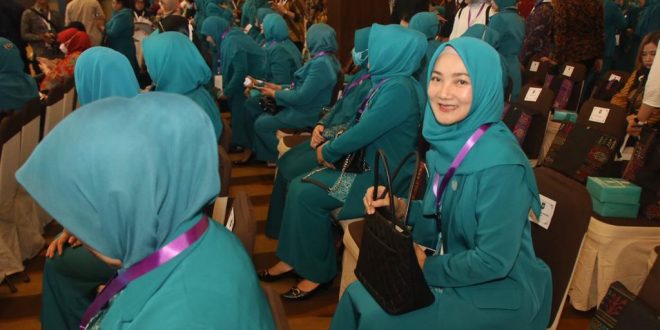 Penjabat Ketua Tim Penggerak Pemberdayaan Kesejahteraan Keluarga (PKK) Aceh, Ny. Ayu Marzuki, saat mengikuti peringatan puncak Hari Kesatuan Gerak (HKG) PKK ke-51 Tingkat Nasional di Hotel Santika Dyandra, Medan, Rabu, (17/5/2023).