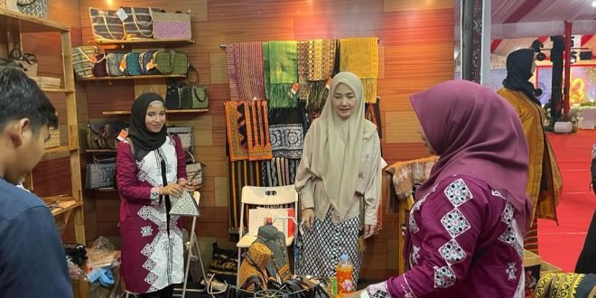 Ketua Dekranasda Aceh, Ny. Ayu Marzuki saat meninjau langsung stand Dekranasda Aceh pada Expo HUT ke-43 Dewan Kerajinan Nasional (Dekranas) di Lapangan Benteng, Medan, Kamis, (18/5/2023).