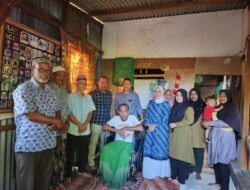 Rida Bantu Kursi Roda untuk Penderita Lumpuh di Peukan Bada