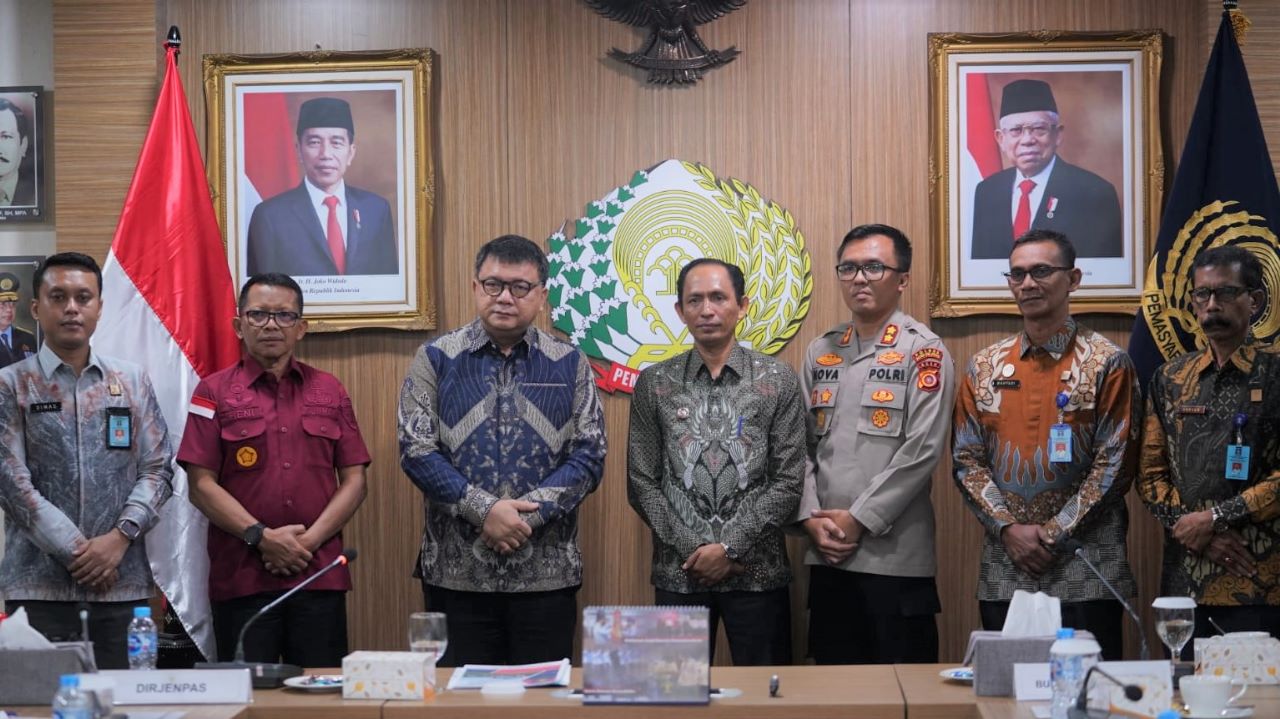 Bupati Aceh Selatan, Tgk. Amran, bersama Kapolres Aceh Selatan, AKBP Nova Suryandaru, S.IK., melaksanakan audiensi dengan Direktur Jenderal Pemasyarakatan Kementerian Hukum dan HAM Republik Indonesia, Dr. Reynhard Silitonga, SH., MH., M.Si., bertempat di Ruang Rapat Saharjo Gedung Dirjen Pemasyarakatan Jakarta Pusat, Jum’at 12 Mei 2023.