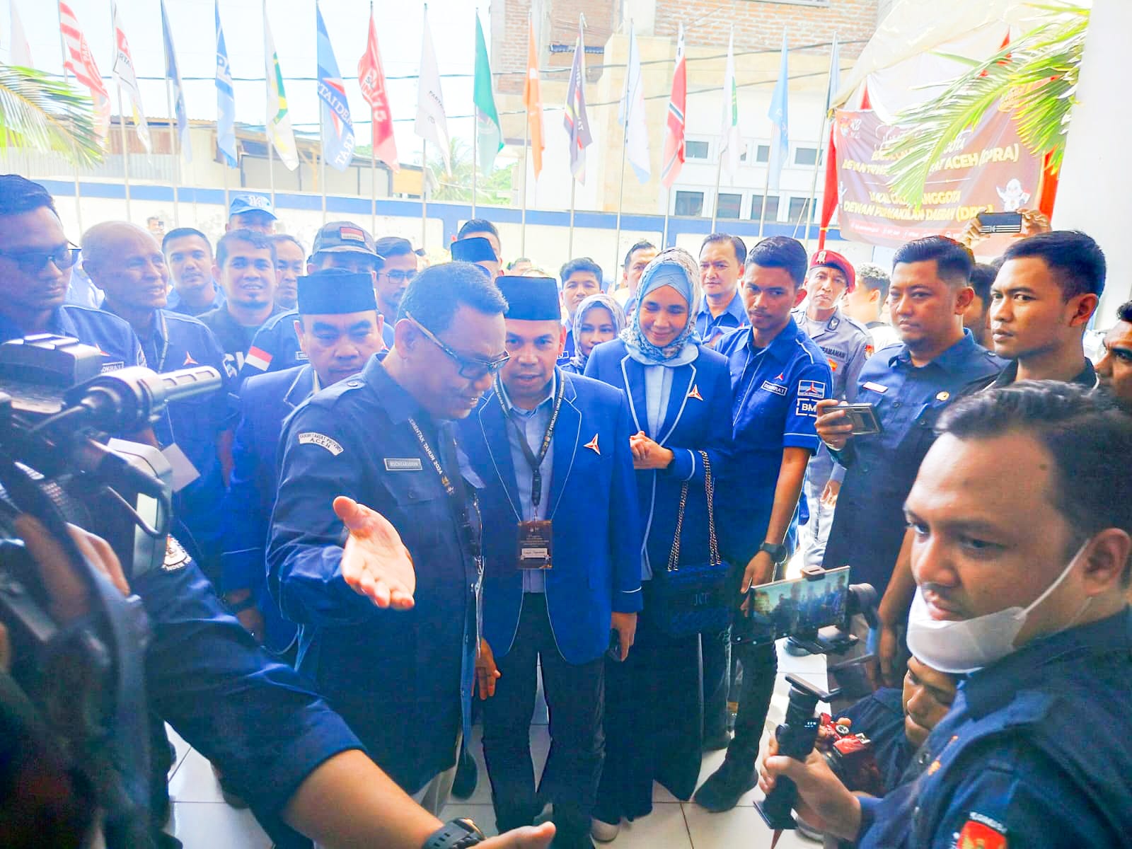 Dewan Pimpinan Daerah (DPD) Demokrat Aceh mendaftarkan para Bacaleg ke Komisi Independen Pemilihan (KIP) Aceh, di Banda Aceh, Sabtu 13 Mei 2023.