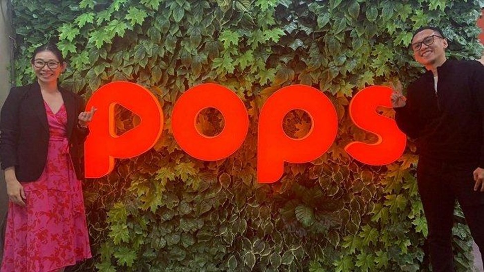 Dari kiri ke kanan, Founder dan CEO POPS Worldwide Esther Nguyen dan Country Manager POPS Worldwide Indonesia Zico Kemala berfoto di depan kantor POPS Worldwide, Senayan, Jakarta Selatan