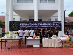 Kejari Aceh Besar Musnahkan Barang Bukti