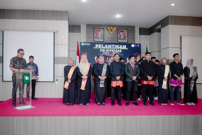 Pj Wali Kota Sabang Reza Fahlevi resmi mengukuhkan Pengurus Besar Ikatan Pemuda Pelajar dan Mahasiswa Sabang (PB-IPPEMAS) Periode 2023-2025, di Aula Lantai IV Kantor Wali Kota Sabang, Jum'at (5/5) malam.
