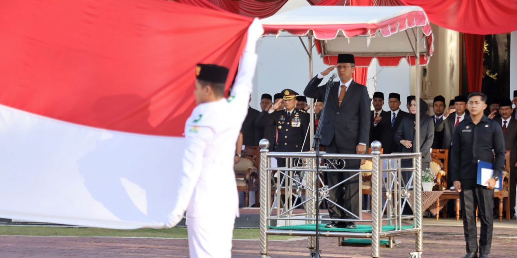 Asisten Administrasi Umum Sekda Aceh, Dr. H. Iskandar, AP, S.Sos, M.Si, saat menjadi Inspektur Upacara Peringatan Hari Lahir Pancasila di Halaman Kantor Gubernur Aceh, Banda Aceh, Kamis (1/6/2023).